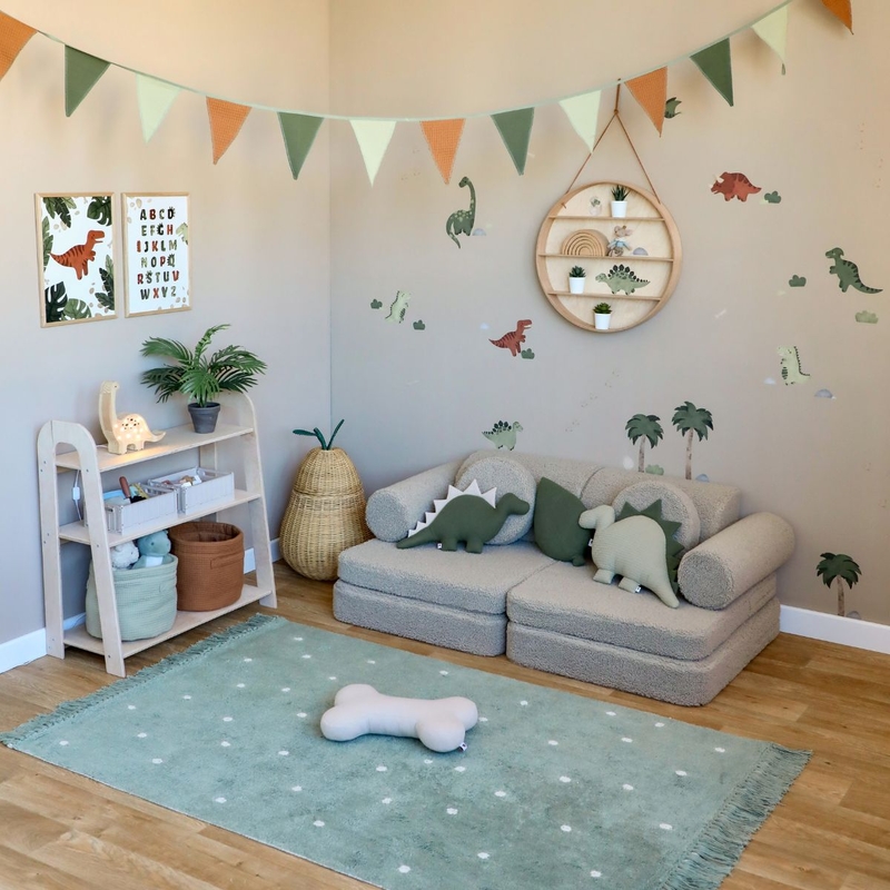 Spielzimmer in Beige &amp; Grün mit Kuschelsofa &amp; Dino Deko