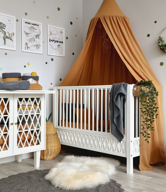 Babyzimmer in Camel, Gold &amp; Grau