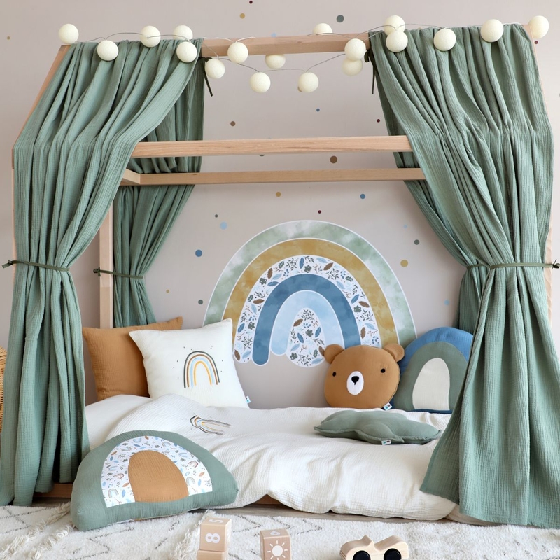 Kinderzimmer in Creme &amp; Khaki mit Regenbogen Deko