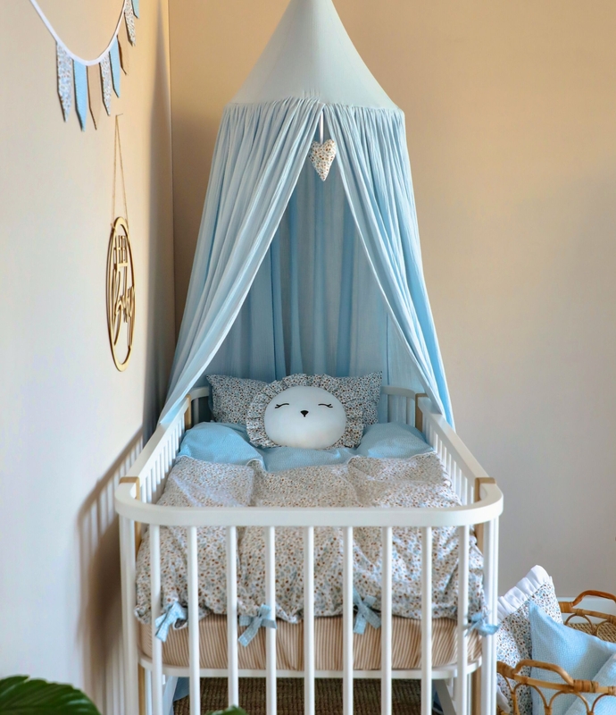 Babybett von Oliver Furniture mit pastellblauer Ausstattung