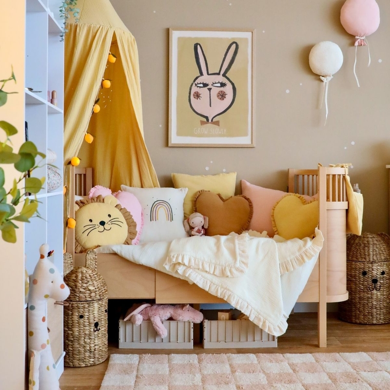 Kleinkindzimmer mit Sebra Bett &amp; Spielecke in Pastellfarben