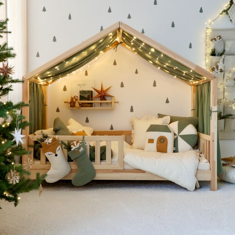 Kinderzimmer mit Hausbett &amp; Winterdeko in Khaki &amp; Creme