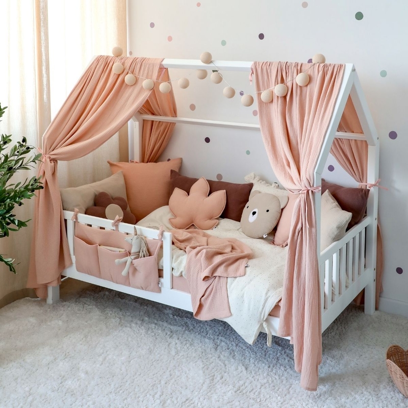 Mädchenzimmer mit Hausbett &amp; Kuscheltextilien in Puderrosa