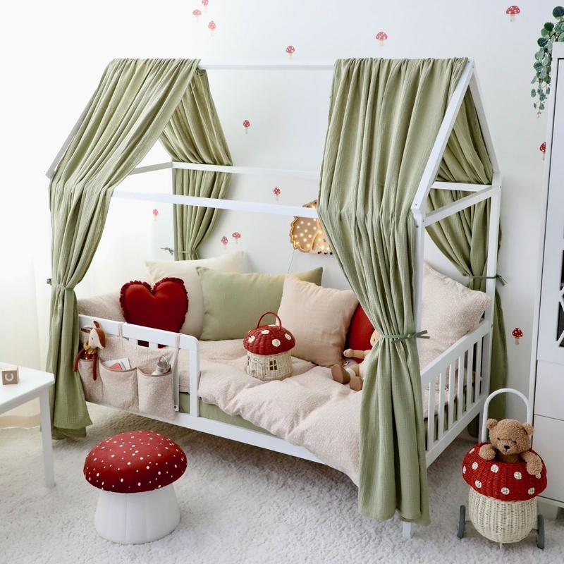 Kinderzimmer mit Hausbett-Deko in Grün/Rot