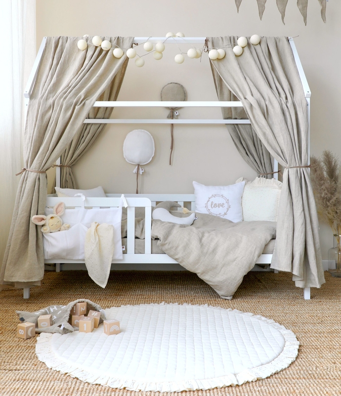 Kinderbett in Beige &amp; Creme mit Leinentextilien von Dinki Balloon