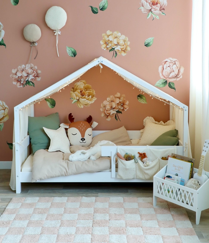 Hausbett-Zimmer in Altrosa mit Blumen-Wandtattoos &amp; Karoteppich