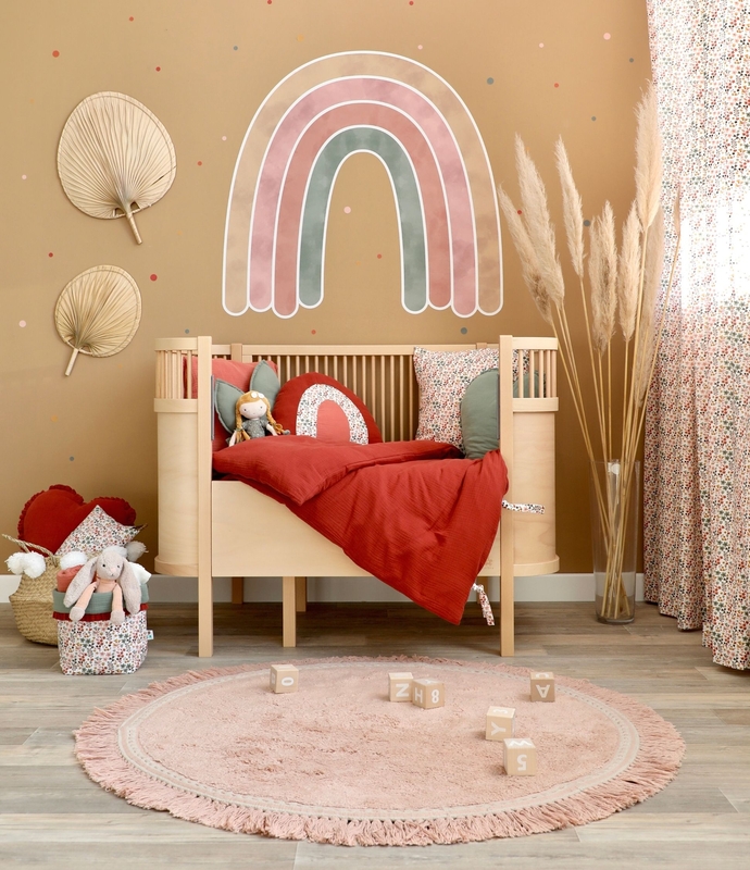 Kinderzimmer mit Regenbogen-Wandtattoo &amp; Sebra Bett