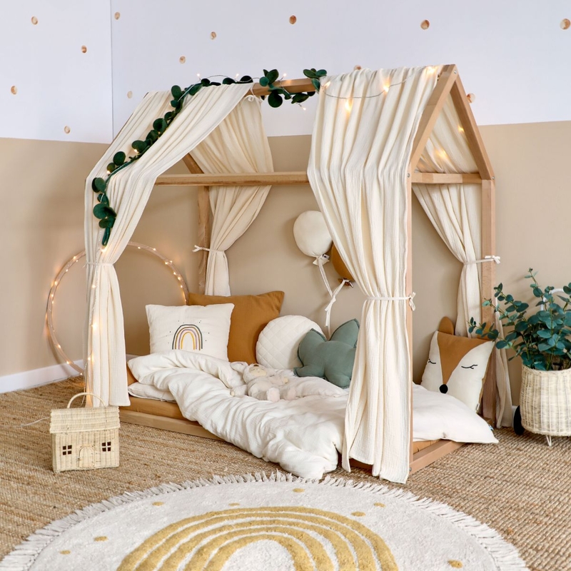 Kleinkindzimmer mit Montessori Hausbett &amp; Bio Textilien von Dinki Balloon