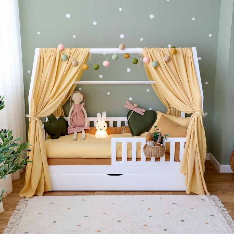 Hausbett mit Schublade &amp; Musselintextilien in Pastellfarben