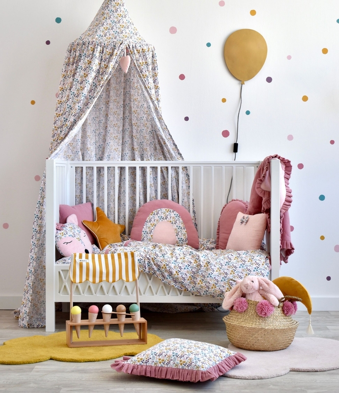 Kinderzimmer mit Blumen Textilien in Rosa &amp; Senf