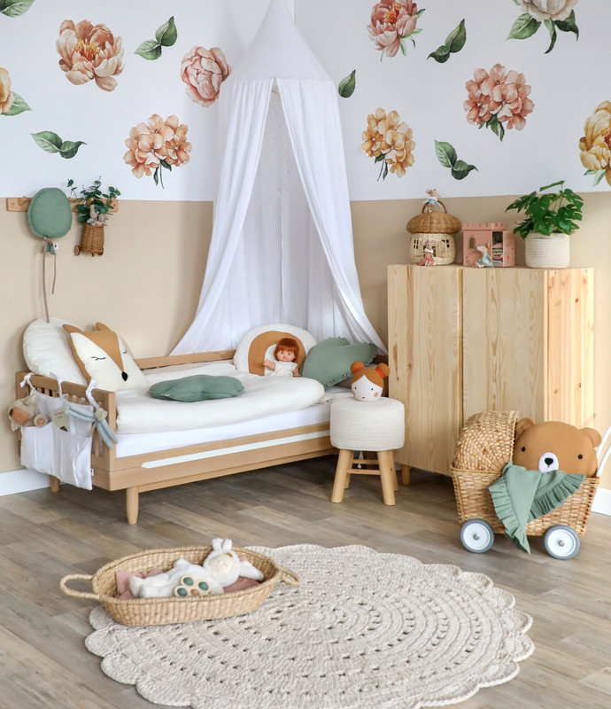 Natur-Kinderzimmer in warmen Farben mit Kuscheltextilien &amp; Blumen