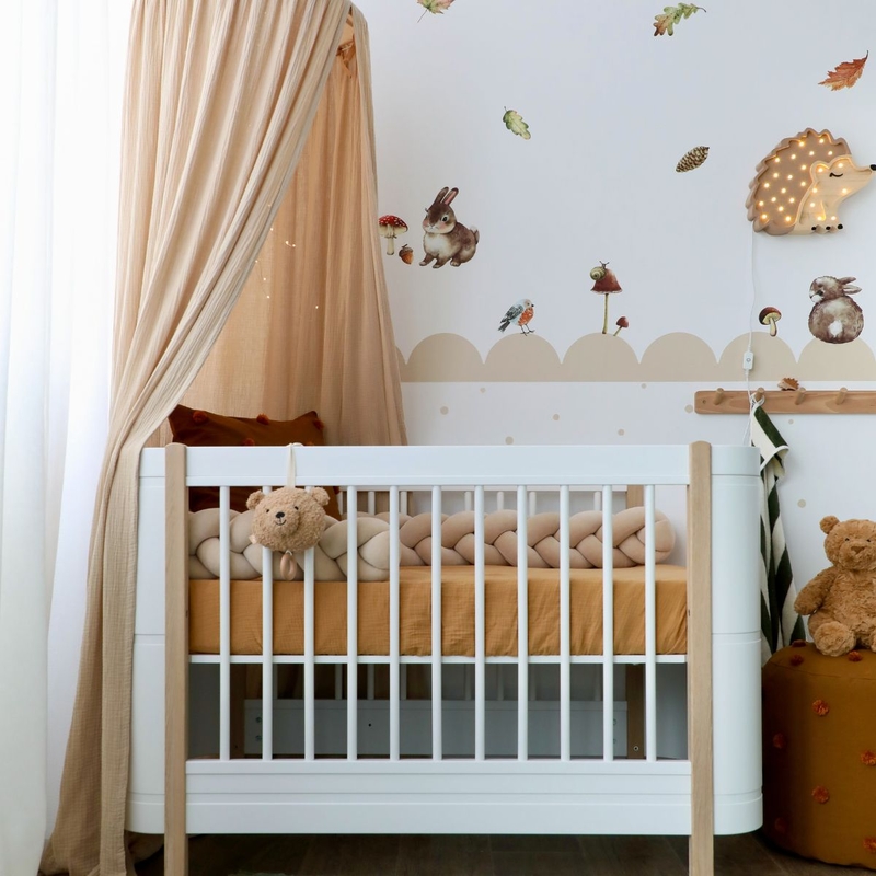 Babyzimmer in Naturfarben mit Waldtieren