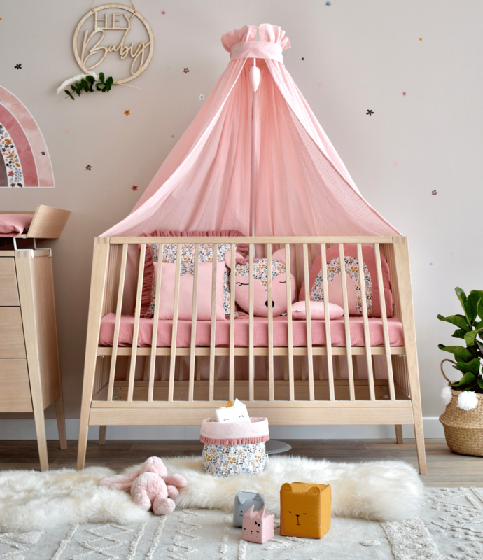 Babyzimmer mit Blumentextilien in Rosa