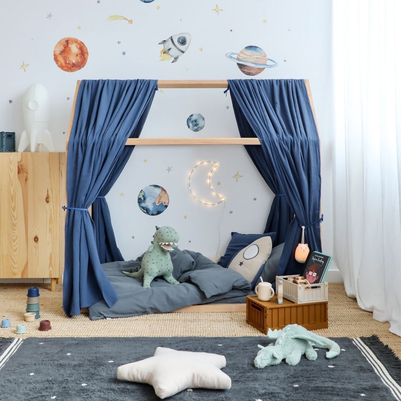 Kleinkindzimmer mit Hausbett, Betthimmeln &amp; Weltall-Deko in Blau &amp; Grau