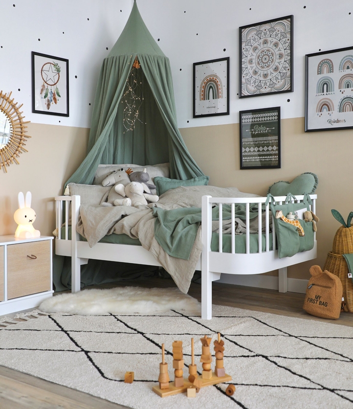 Kinderzimmer in Naturfarben mit Leinentextilien