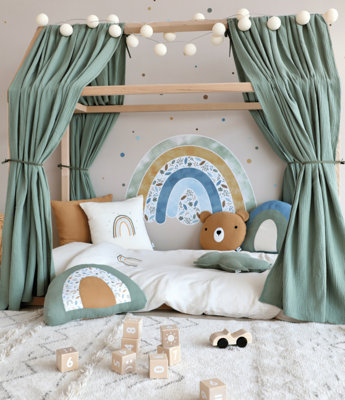 Kinderzimmer in Creme &amp; Khaki mit Regenbogen Deko