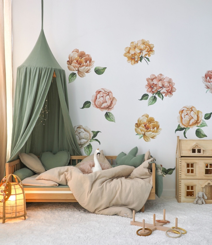 Kinderzimmer mit kuscheligen Musselintextilien &amp; Blumen-Wandgestaltung