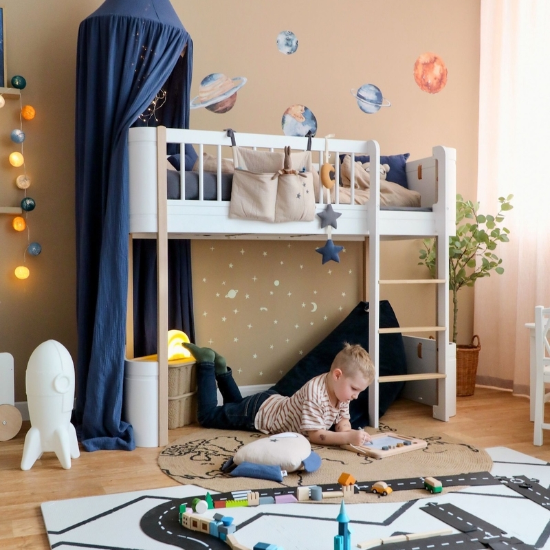Kinderzimmer ab 6 Jahren mit Hochbett &amp; Weltall Deko in Beige/Blau