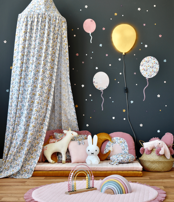 Kuschelecke mit Luftballons &amp; Blumentextilien