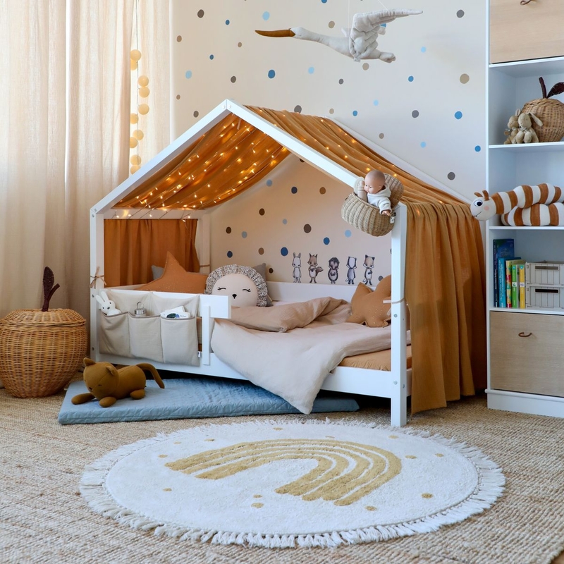 Hausbett-Zimmer mit Betthimmel &amp; Kuscheltextilien in Camel, Creme &amp; Beige
